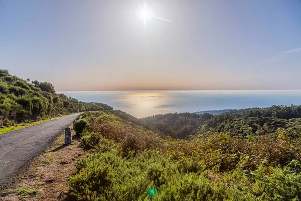 Madeira Nın Zirvesinden Atlantik Okyanusu Doğru Çekilen Küçük Bir Yolun — Stok fotoğraf