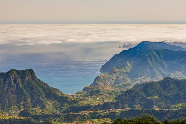 Portekiz 'in engebeli Madeira adası üzerindeki panoramik resim