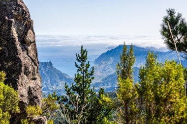 Portekiz 'in engebeli Madeira adası üzerindeki panoramik resim
