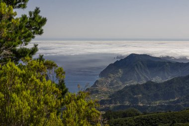 Portekiz 'in engebeli Madeira adası üzerindeki panoramik resim