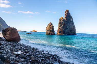 Portekiz 'in Madeira adasındaki Sao Vicente plajına bakın.