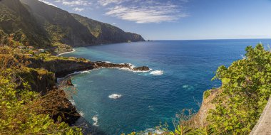 Portekiz 'in Madeira adasındaki Porto Moniz köyüne bakın.