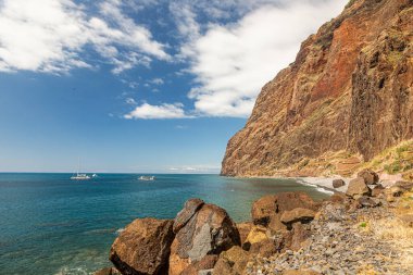 Portekiz 'in Madeira adasındaki Fajas de Cabo Girao plajına bakın.