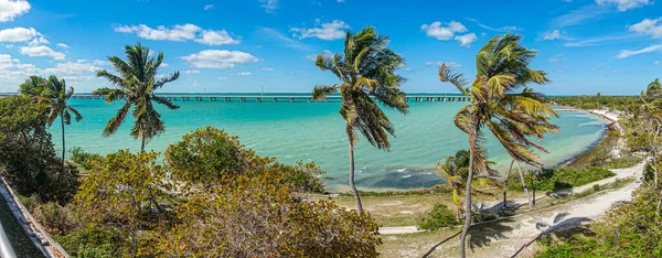 Florida tuşlarında Calusa Sahili ve karayolu köprüsünün panoramik resmi