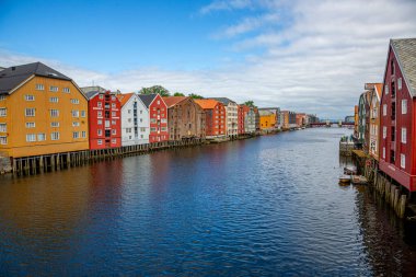 Norveç 'in Trondheim kentindeki renkli direk evlere bakın