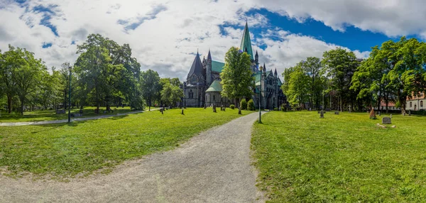 Widok Nidaros Domkirke Ogrodu Cmentarza Norweskim Mieście Trondheim — Zdjęcie stockowe