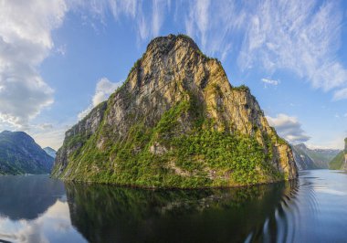 Güneş doğarken Norveç 'teki Geiranger fiyordundan geçerken yolcu gemisinden gelen izlenim