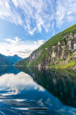 Güneş doğarken Norveç 'teki Geiranger fiyordundan geçerken yolcu gemisinden gelen izlenim