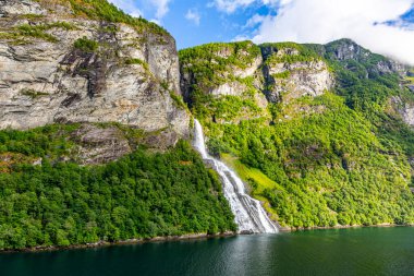 Geiranger fiyordundaki Friarfossen şelalesinin görüntüsü