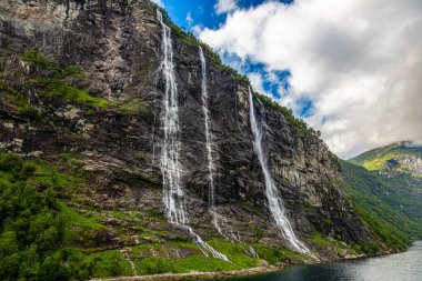 Geiranger fiyordundaki Seven Sisters şelalesine bakın.