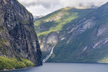 Güneş doğarken Norveç 'teki Geiranger fiyordundan geçerken yolcu gemisinden gelen izlenim