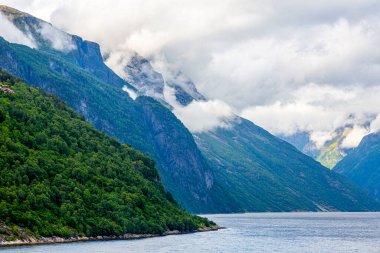 Güneş doğarken Norveç 'teki Geiranger fiyordundan geçerken yolcu gemisinden gelen izlenim