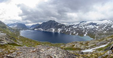 Norveç 'te Geiranger yakınlarındaki Djupvatnet Gölü' ne bak