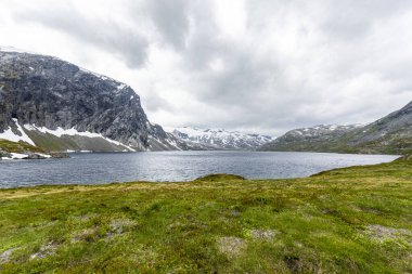Norveç 'te Geiranger yakınlarındaki Djupvatnet Gölü' ne bak
