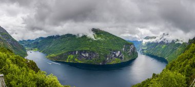 Ornesvingen-Kartal bakış açısından Geiranger fiyort ve Seven Sisters şelalesine bakın
