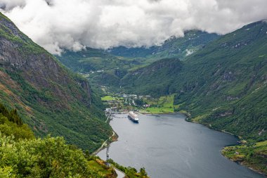 Ornesvingen-Kartal bakış açısından Geiranger fiyort ve Seven Sisters şelalesine bakın