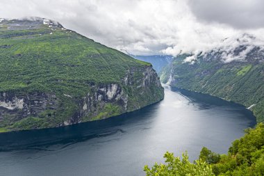 Ornesvingen-Kartal bakış açısından Geiranger fiyort ve Seven Sisters şelalesine bakın