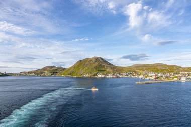 Kuzey Burnu yakınlarındaki ıssız Norveç köyü Honningsvag 'ın panoramik görüntüsü