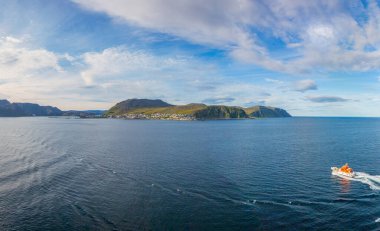 Kuzey Burnu yakınlarındaki ıssız Norveç köyü Honningsvag 'ın panoramik görüntüsü