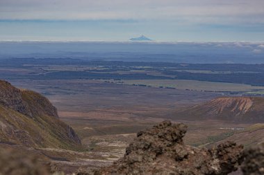 Kuzey Zelanda 'daki Tongariro Ulusal Parkı' ndaki Ngauruhoe Dağı 'nın panoramik resmi.