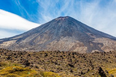 Kuzey Zelanda 'daki Tongariro Ulusal Parkı' ndaki Ngauruhoe Dağı 'nın panoramik resmi.