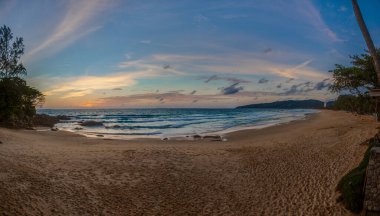 Gün batımında Phuket, Tayland 'daki boş Kamala plajının panoramik resmi