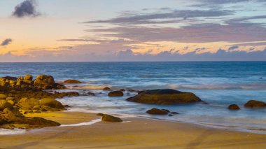 Gün batımında Phuket, Tayland 'daki boş Kamala plajının panoramik resmi