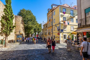 Portekiz 'in eski Lisboa şehrinde eski bina cepheleri