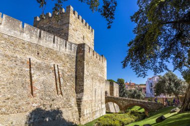 Lizbon 'daki Castelo de Sao Jorge' nin etrafındaki duvar