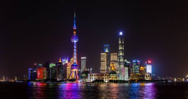 Pudong bölgesindeki gökdelenlerin panoramik resmi. Gece Şangay 'daki Bund' dan.