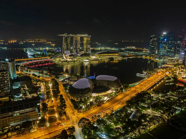 夜のフォーミュラ1レースの準備中に湾によるシンガポールのスカイラインと庭園の空中パノラマ写真 — ストック写真