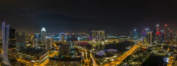 夜のフォーミュラ1レースの準備中に湾によるシンガポールのスカイラインと庭園の空中パノラマ写真 — ストック写真