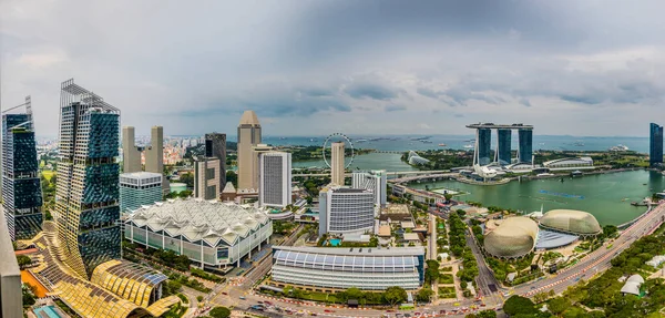 日中のF1レースの準備中に湾によるシンガポールのスカイラインや庭園の空中パノラマ写真 — ストック写真