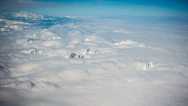 Imagem Aérea Dos Alpes Com Nuvens Suspensas Profundas — Fotografia de Stock