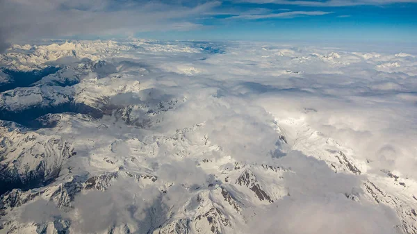 Imagem Aérea Dos Alpes Com Nuvens Suspensas Profundas — Fotografia de Stock