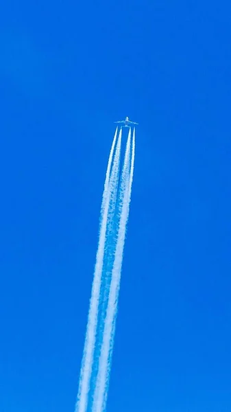 Viermotorig Vliegtuig Tijdens Vlucht Met Condensatieroutes — Stockfoto