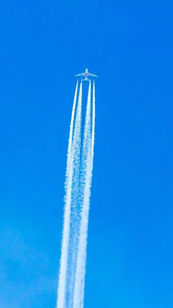 Avión Cuatro Motores Durante Vuelo Con Rastros Condensación —  Fotos de Stock