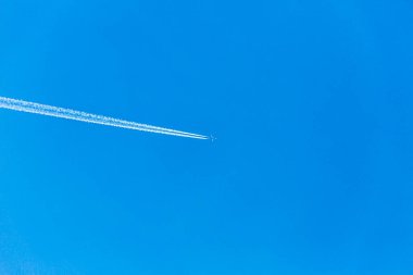 Uçuş sırasında iki motorlu uçak ve yoğunlaşma izleri.