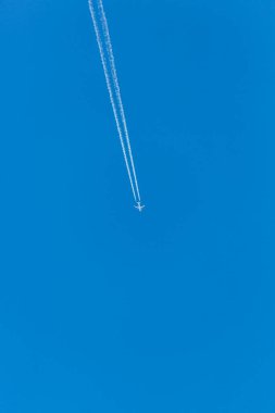 Uçuş sırasında iki motorlu uçak ve yoğunlaşma izleri.