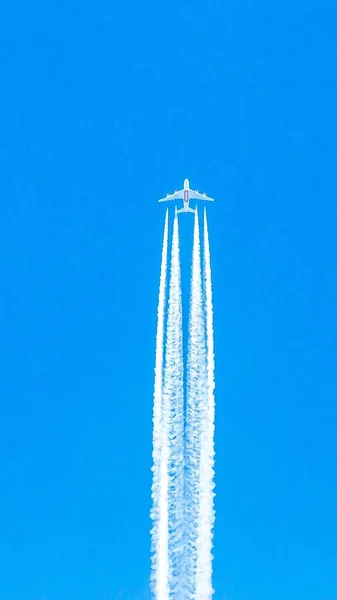 Avión Cuatro Motores Durante Vuelo Con Rastros Condensación —  Fotos de Stock