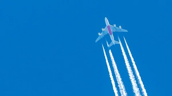 Avión Cuatro Motores Durante Vuelo Con Rastros Condensación —  Fotos de Stock