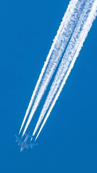 Quatro Aviões Motor Durante Voo Com Trilhas Condensação — Fotografia de Stock