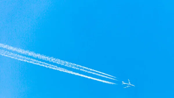 Quatro Aviões Motor Durante Voo Com Trilhas Condensação — Fotografia de Stock