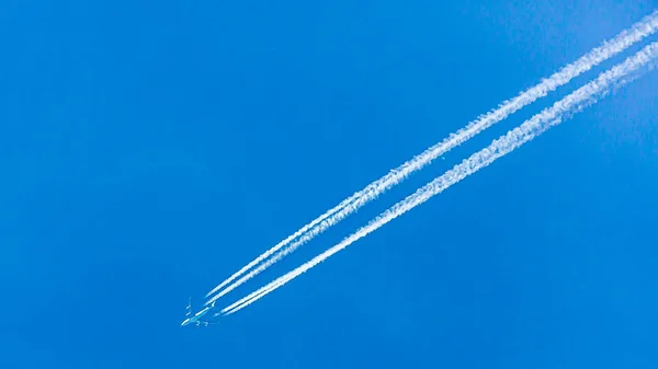Avión Cuatro Motores Durante Vuelo Con Rastros Condensación — Foto de Stock