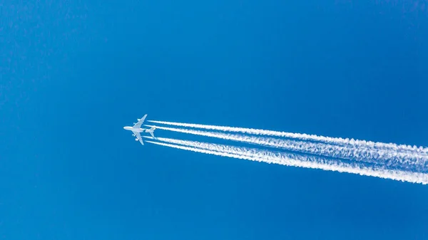 Avión Cuatro Motores Durante Vuelo Con Rastros Condensación — Foto de Stock