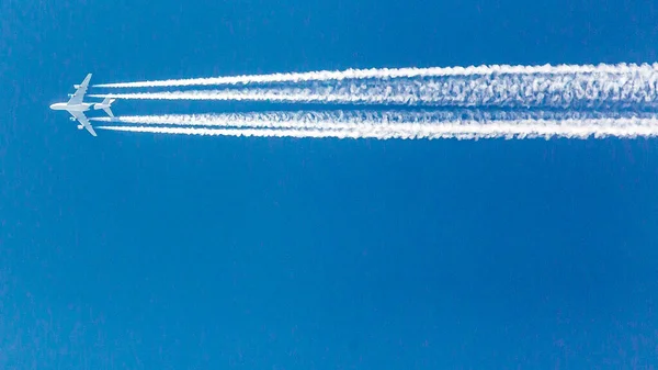 Uçuş Sırasında Dört Motorlu Uçak Yoğunlaşma Izleri — Stok fotoğraf
