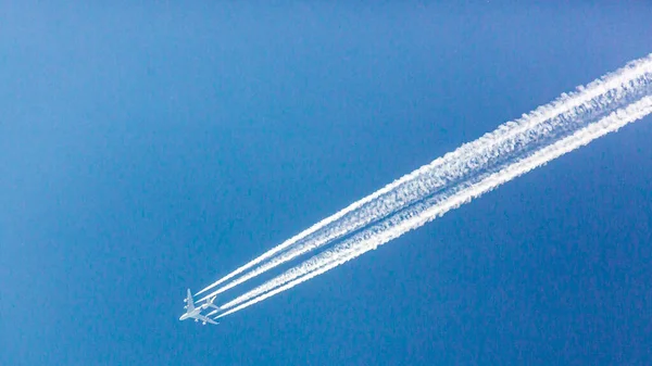 Aereo Quattro Motori Durante Volo Con Piste Condensazione — Foto Stock