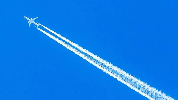 Avión Dos Motores Durante Vuelo Con Rastros Condensación — Foto de Stock