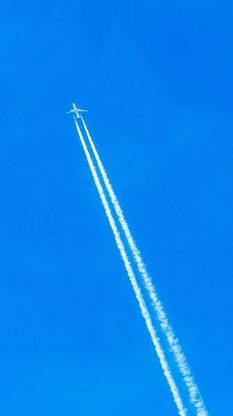 Avión Dos Motores Durante Vuelo Con Rastros Condensación —  Fotos de Stock