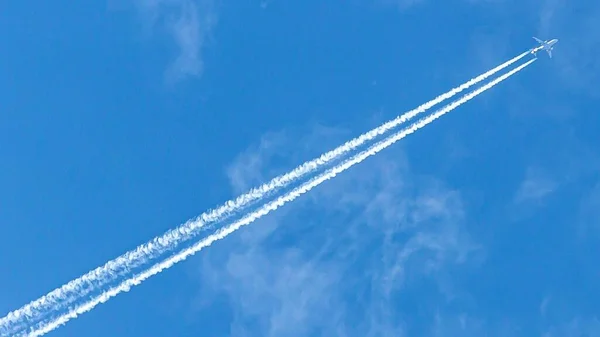 Avión Dos Motores Durante Vuelo Con Rastros Condensación — Foto de Stock